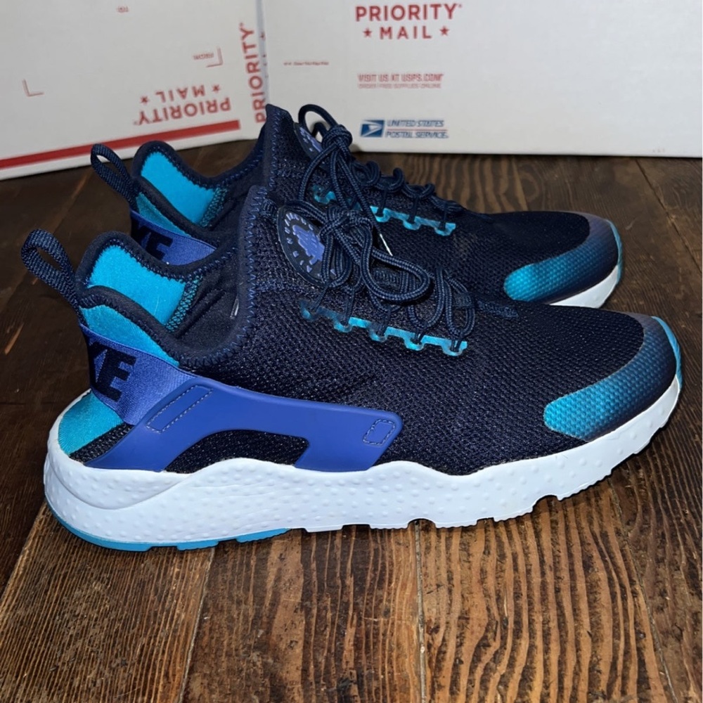 Nike Huarache Shoes (Women’s 9.5)